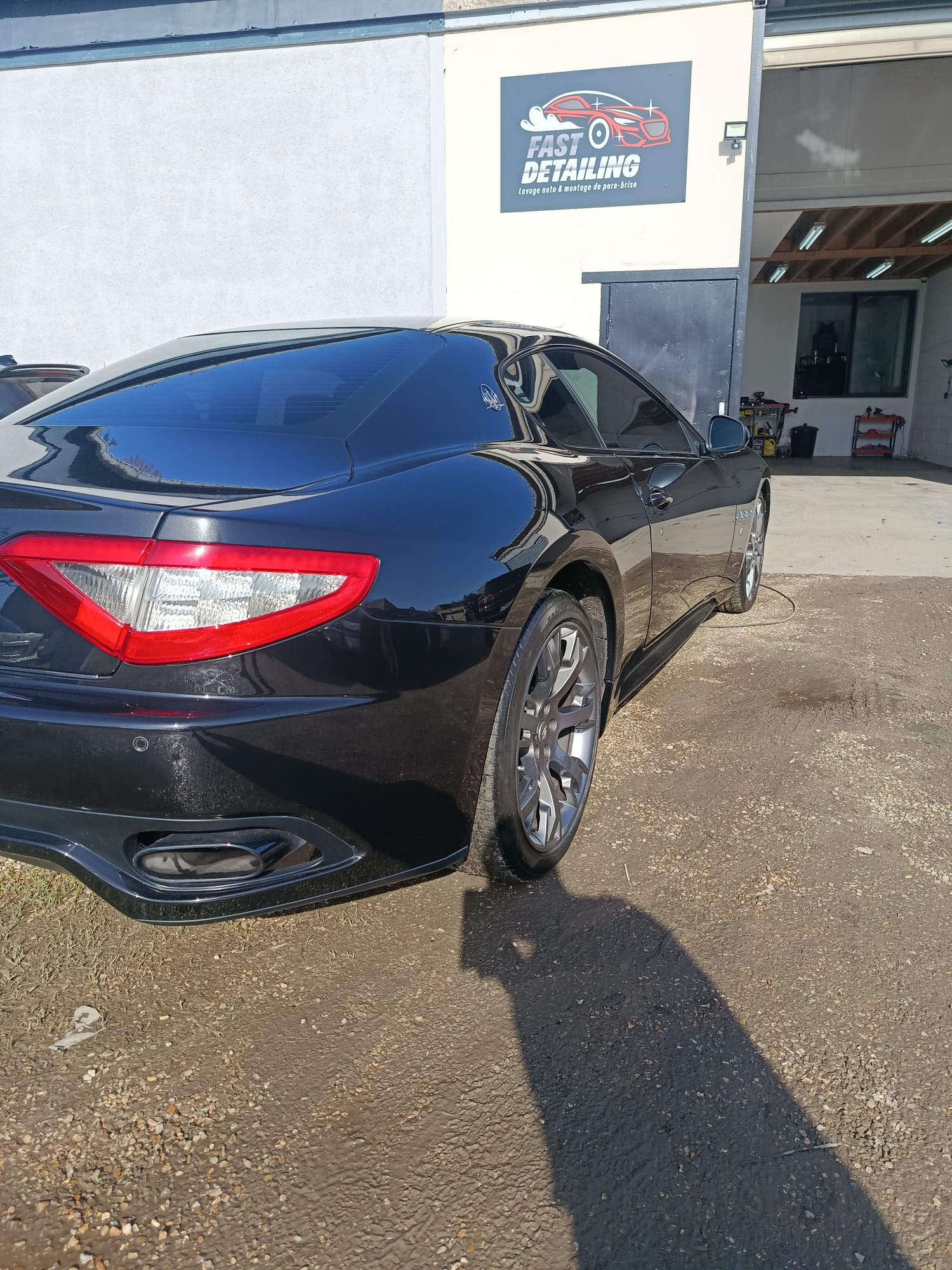 Véhicule premium dans l'atelier Fast Detailing
